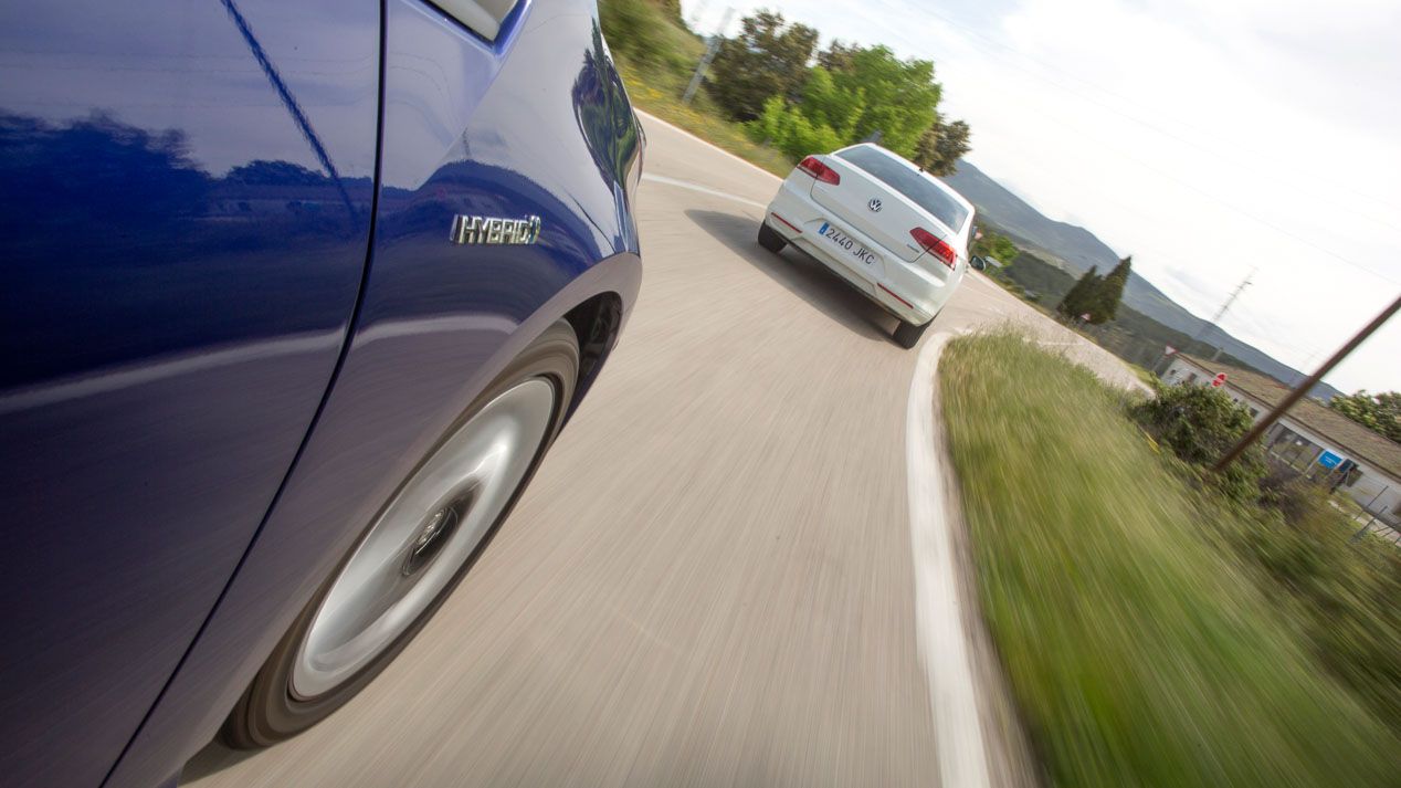 Comparativa: Toyota Prius vs Volkswagen Passat 1.6 TDI BlueMotion