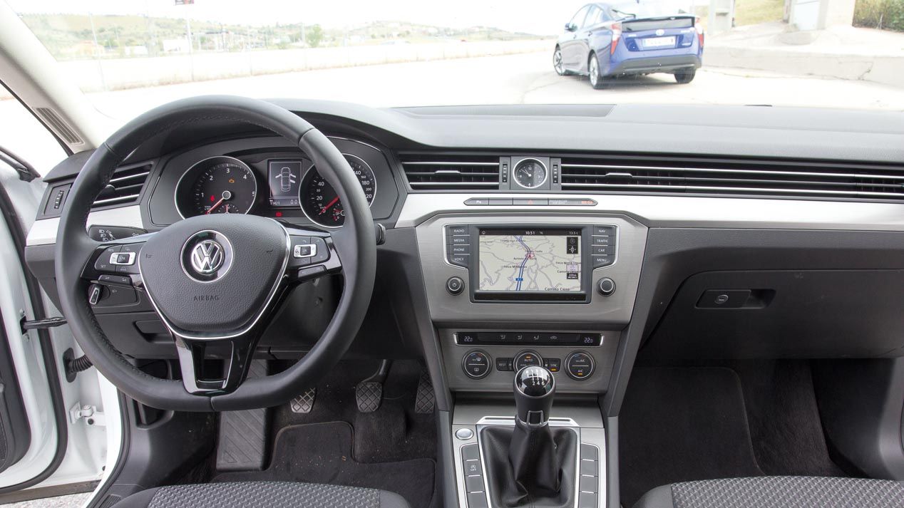 Comparativa: Toyota Prius vs Volkswagen Passat 1.6 TDI BlueMotion