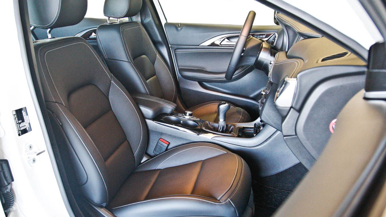 DS4 - Infiniti Q30, carácter Premium
