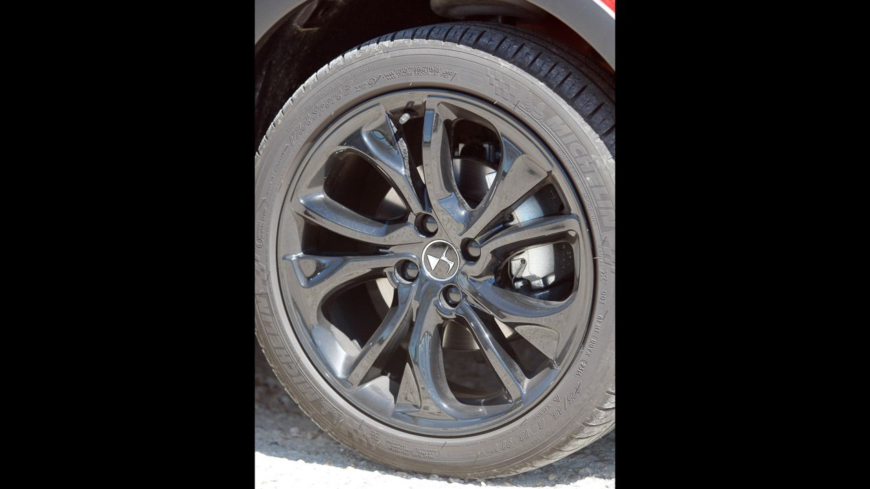 DS4 - Infiniti Q30, carácter Premium
