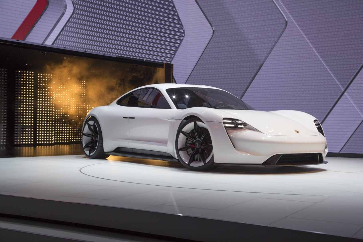 "Estamos creando los cimientos para el liderazgo de Porsche en la nueva era de movilidad eléctrica", dice la información de Porsche sobre su nueva planta de motores V8
