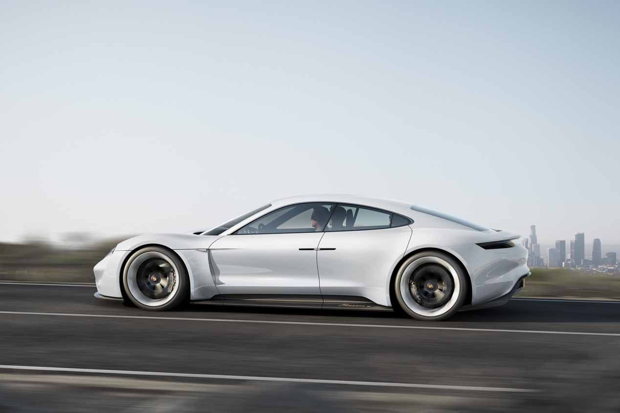 "Estamos creando los cimientos para el liderazgo de Porsche en la nueva era de movilidad eléctrica", dice la información de Porsche sobre su nueva planta de motores V8