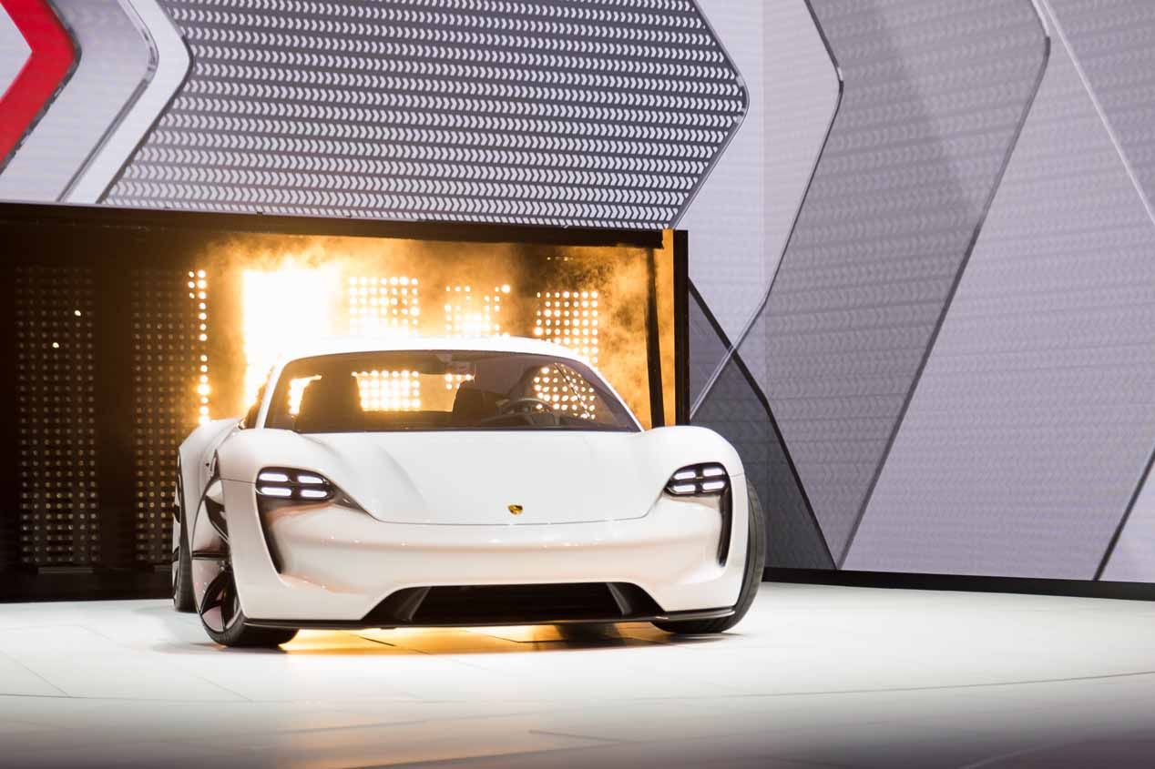 "Estamos creando los cimientos para el liderazgo de Porsche en la nueva era de movilidad eléctrica", dice la información de Porsche sobre su nueva planta de motores V8