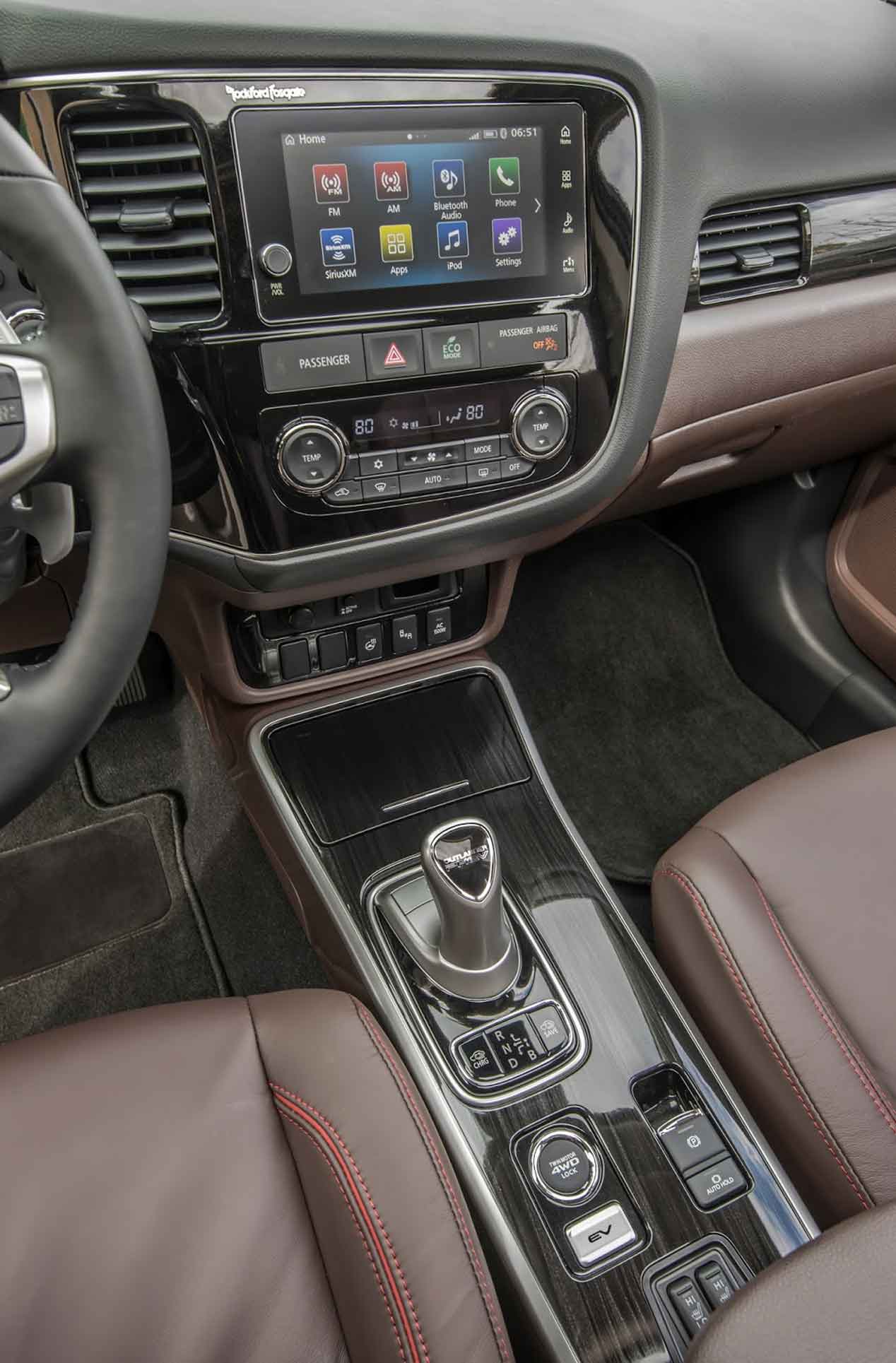 La policía ucraniana comenzará a patrullar en el Mitsubishi Outlander PHEV