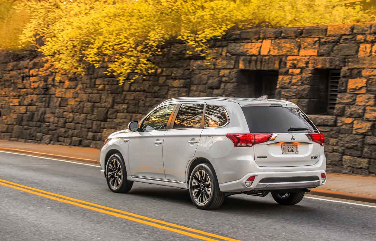 La policía ucraniana comenzará a patrullar en el Mitsubishi Outlander PHEV