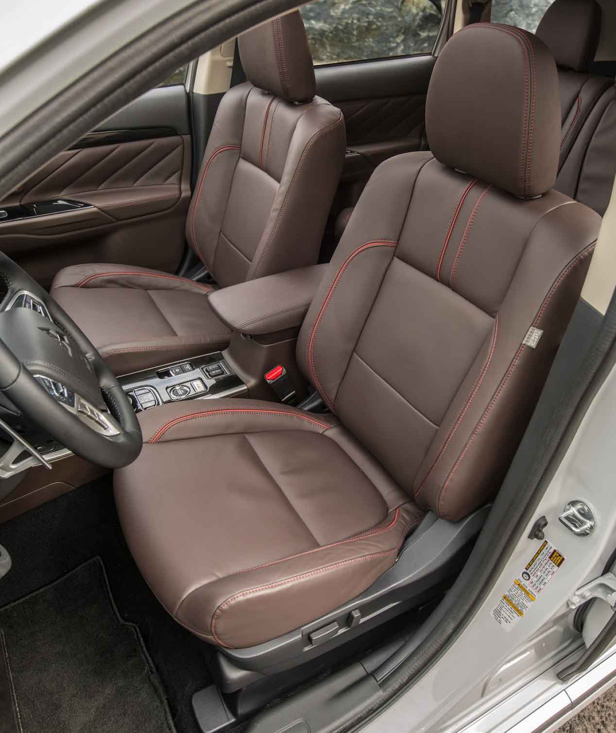 La policía ucraniana comenzará a patrullar en el Mitsubishi Outlander PHEV