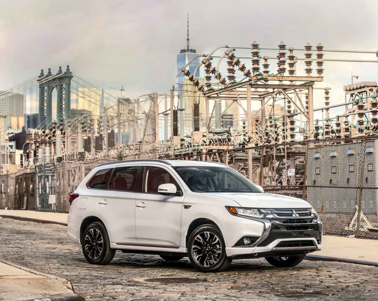 La policía ucraniana comenzará a patrullar en el Mitsubishi Outlander PHEV