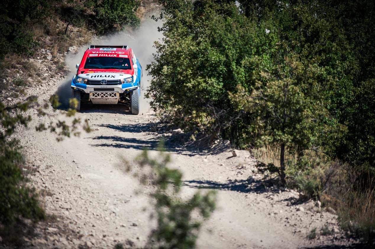 Una vuelta de copilotos en el nuevo Toyota Hilux de Nani Roma