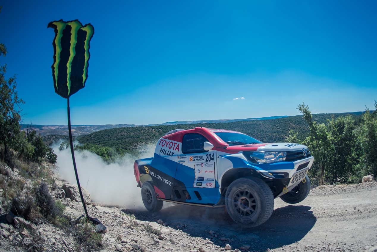 Una vuelta de copilotos en el nuevo Toyota Hilux de Nani Roma