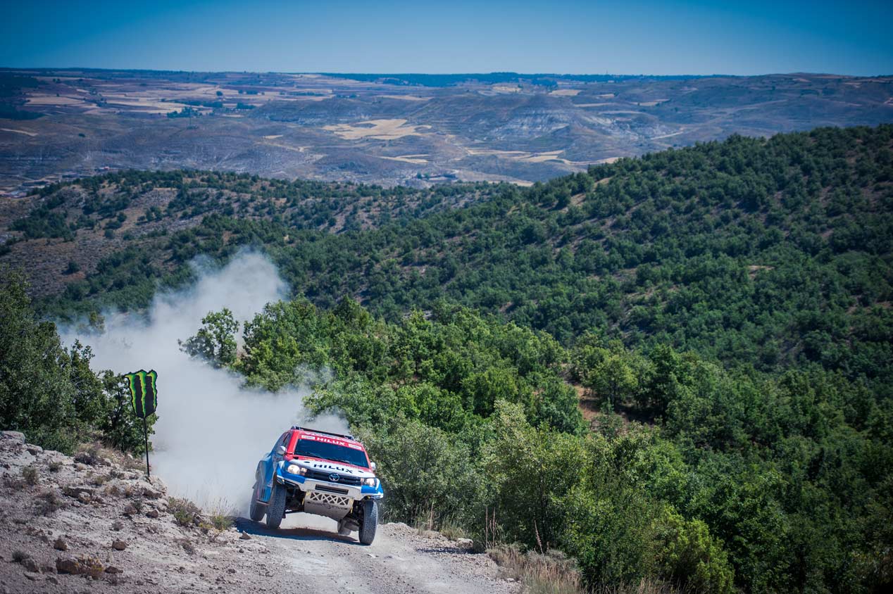 Una vuelta de copilotos en el nuevo Toyota Hilux de Nani Roma