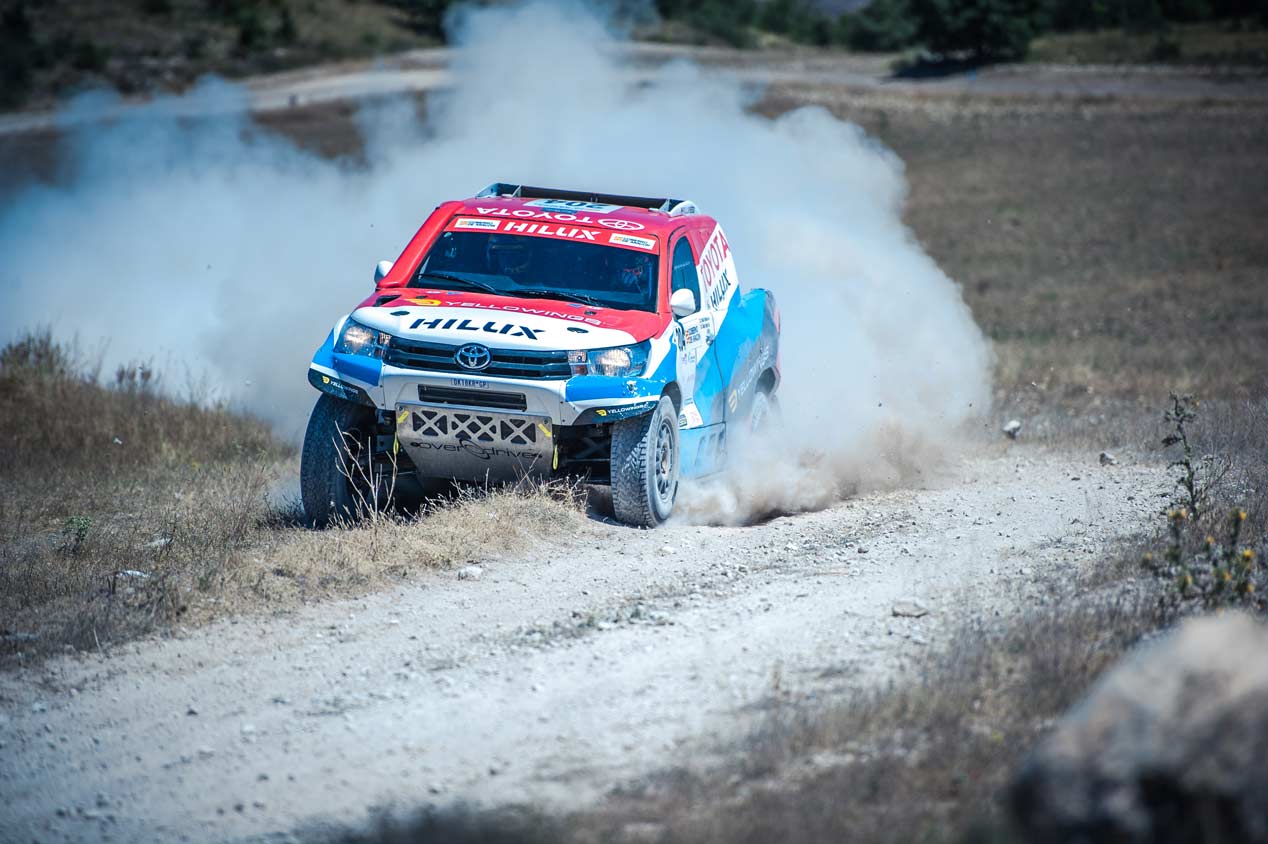 Una vuelta de copilotos en el nuevo Toyota Hilux de Nani Roma