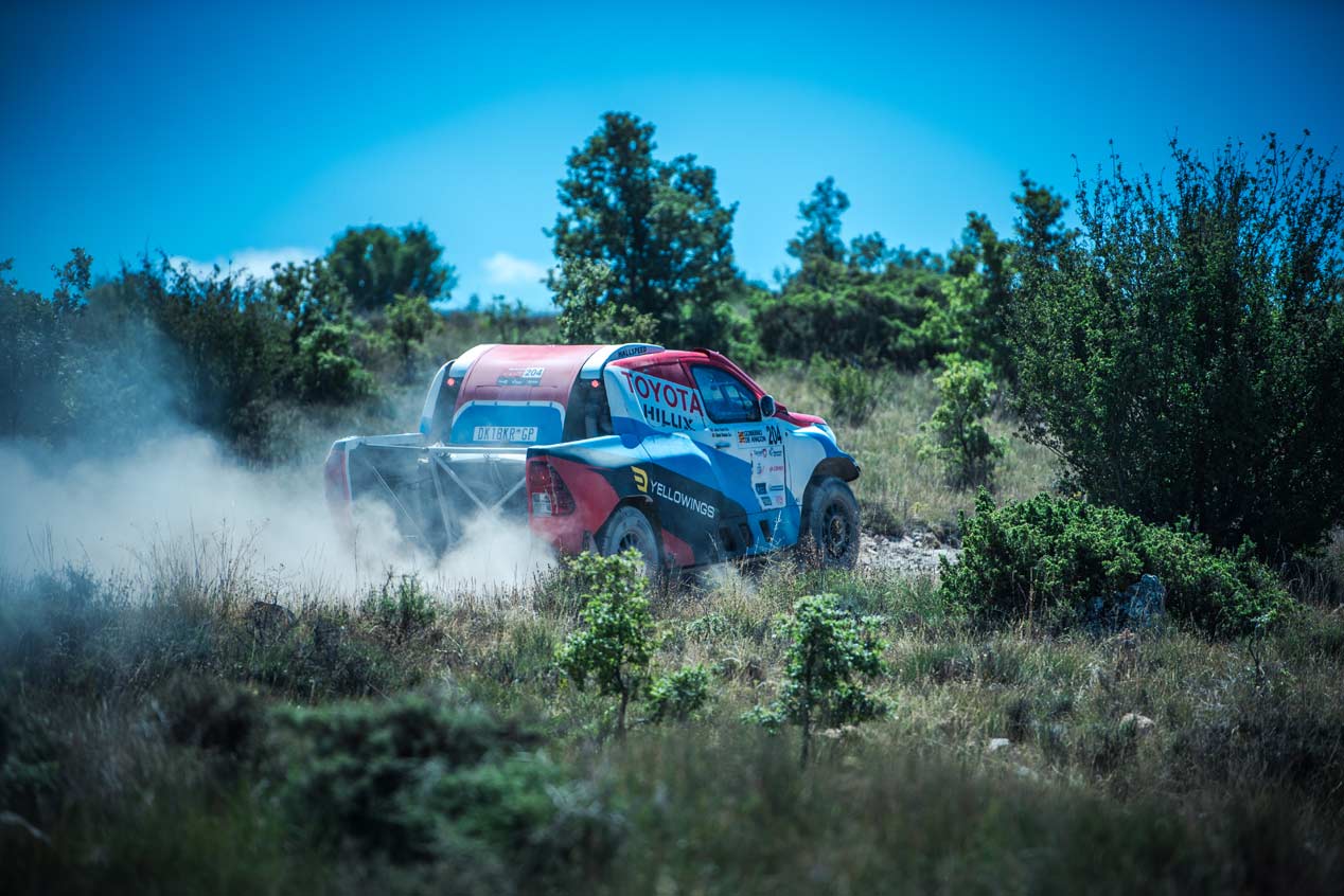 Una vuelta de copilotos en el nuevo Toyota Hilux de Nani Roma