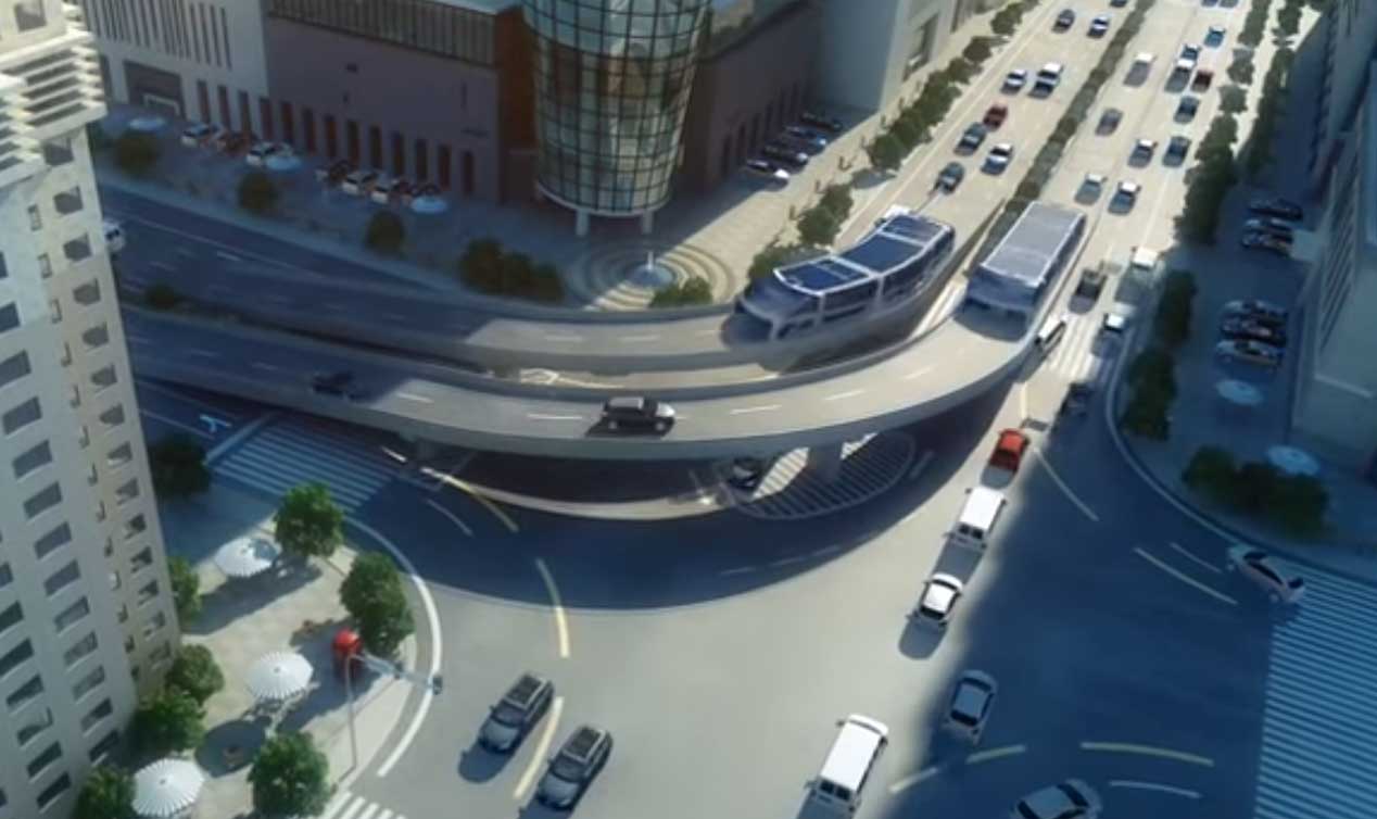 El autobús que pasa por encima de los coches, en imágenes