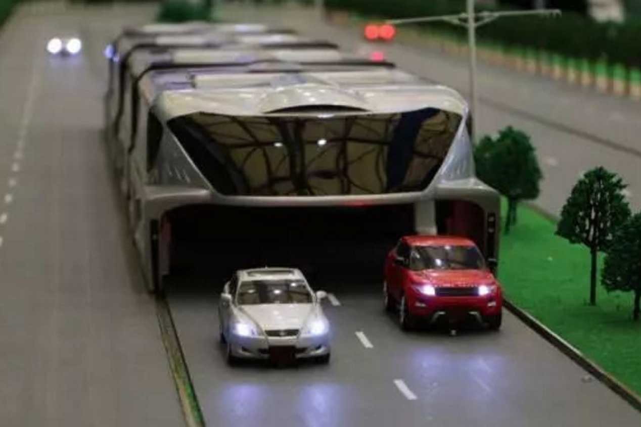 El autobús que pasa por encima de los coches, en imágenes