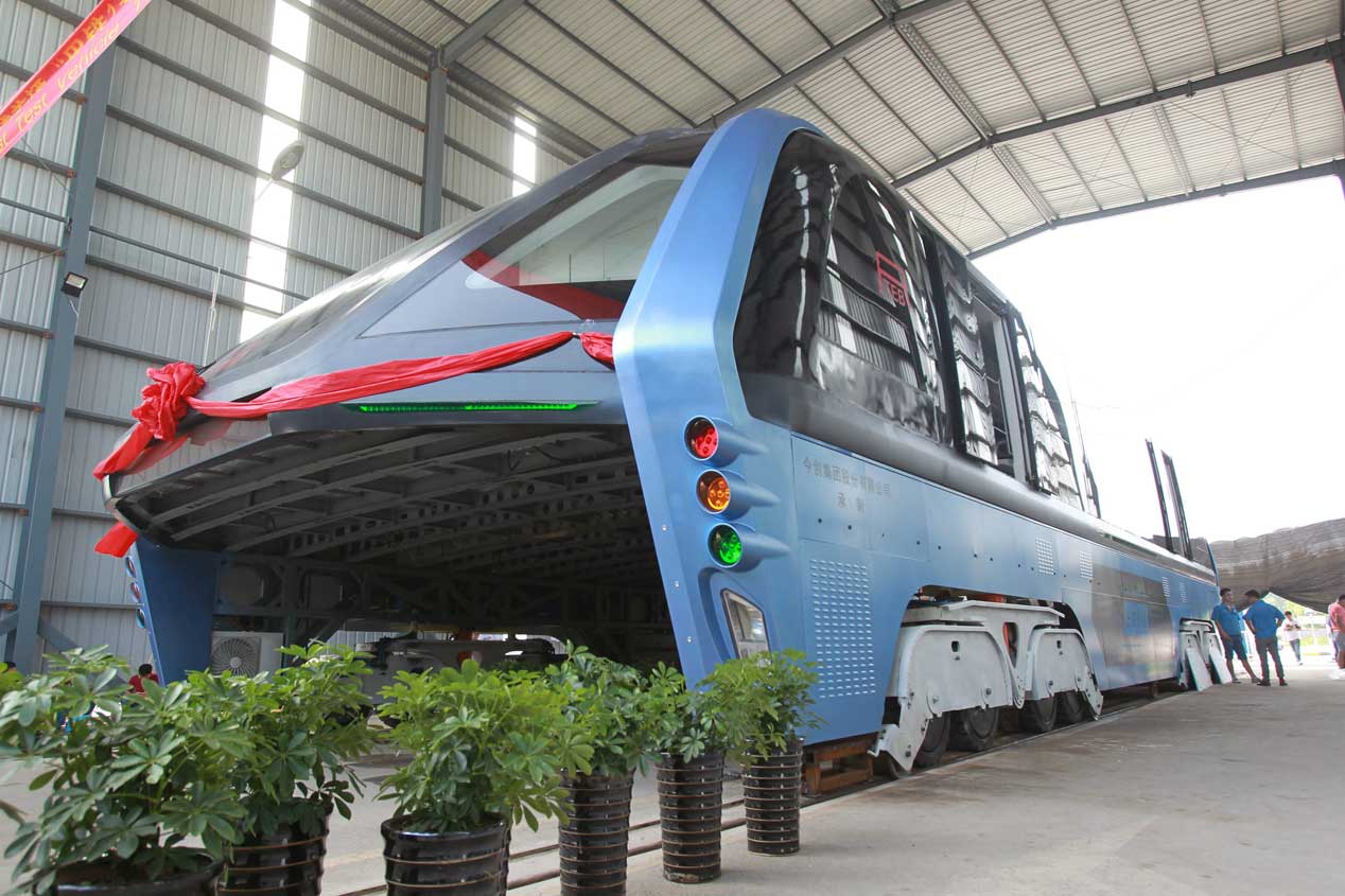 El autobús que pasa por encima de los coches, en imágenes