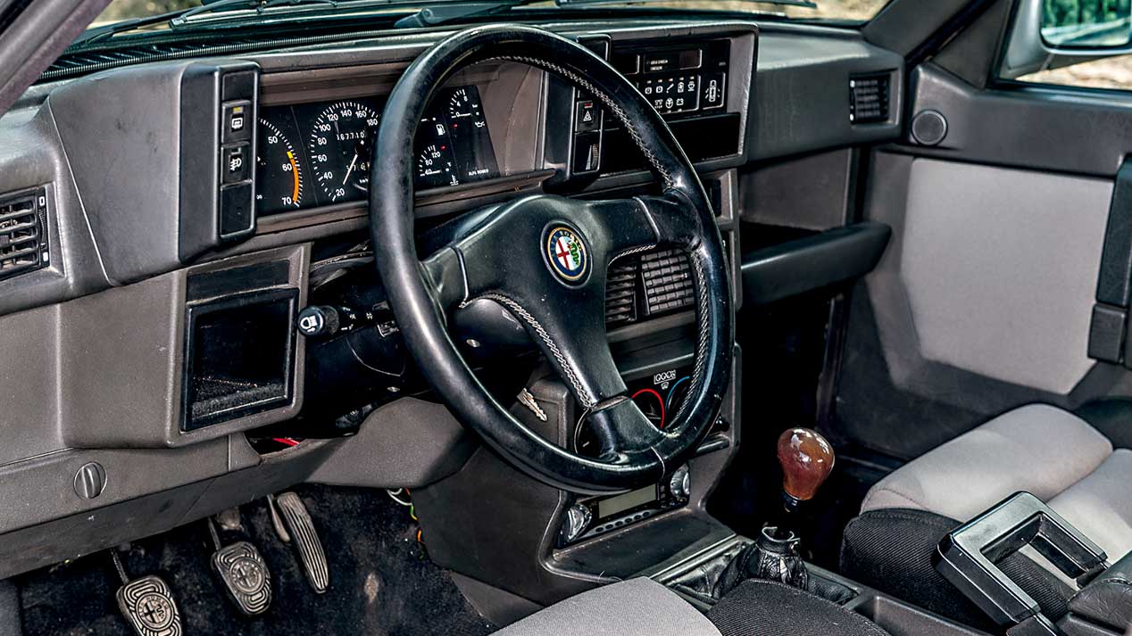 Alfa Romeo 75 V6 QV, un clásico inolvidable