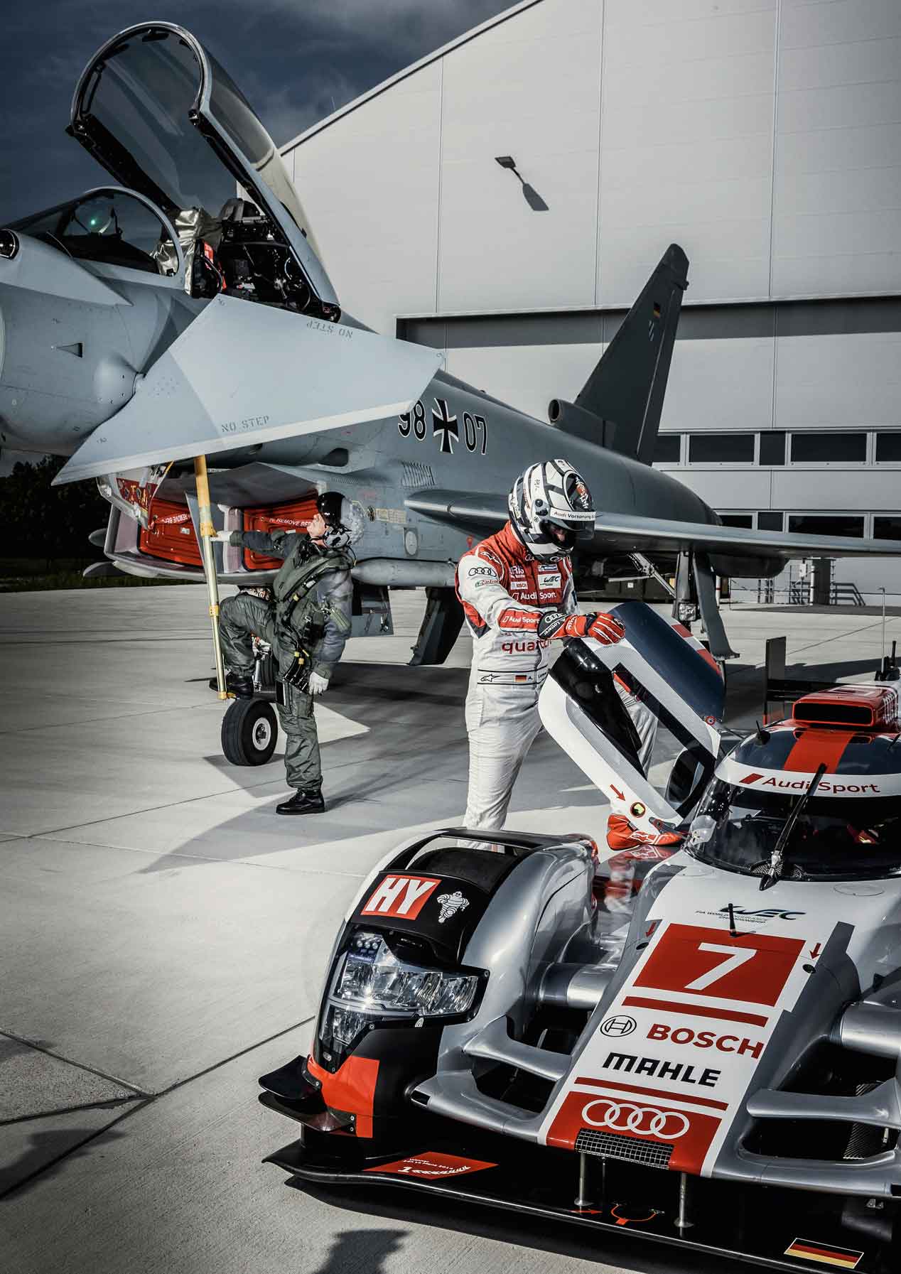Un jet de combate, cara a cara con un Audi R18 e-tron quattro