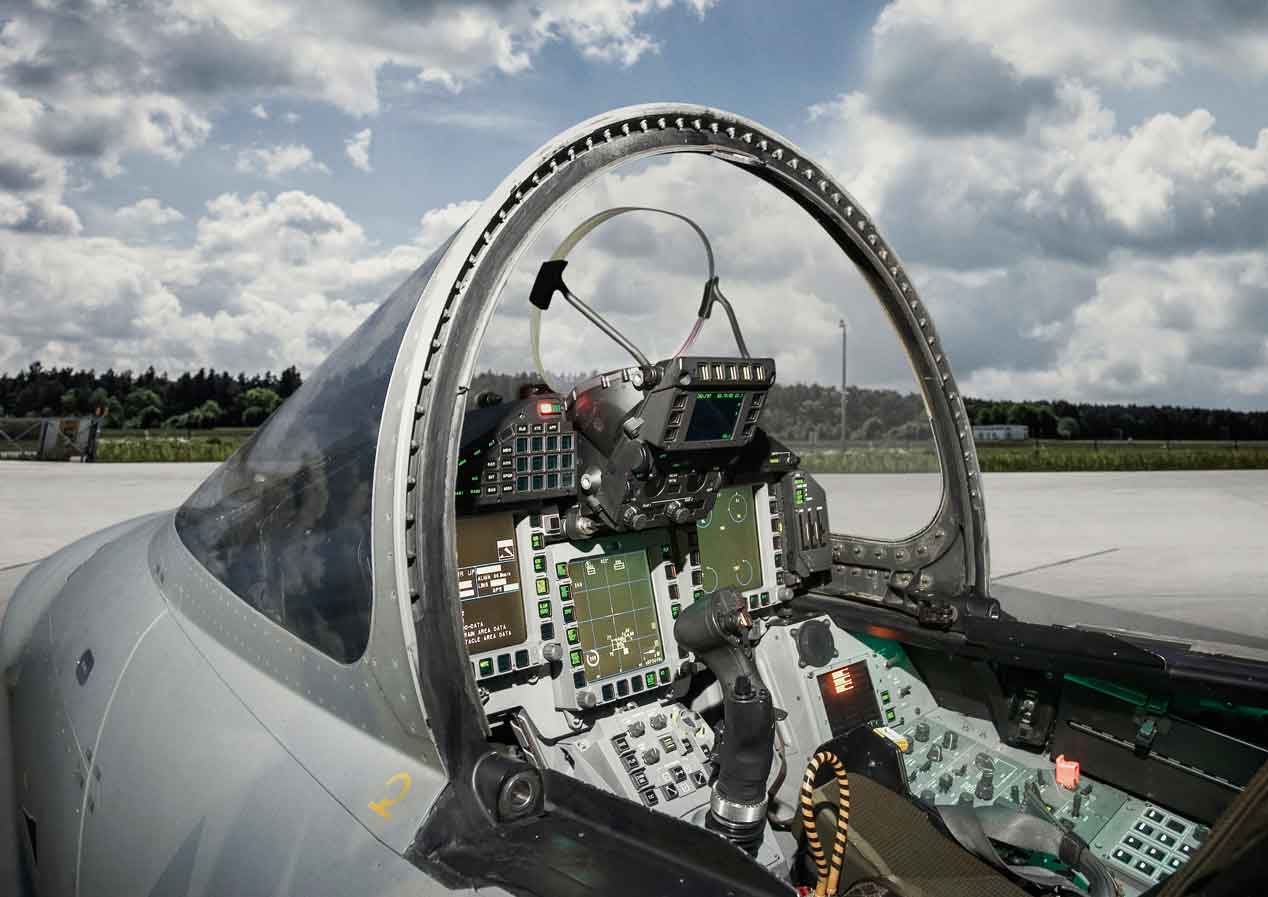 Un jet de combate, cara a cara con un Audi R18 e-tron quattro