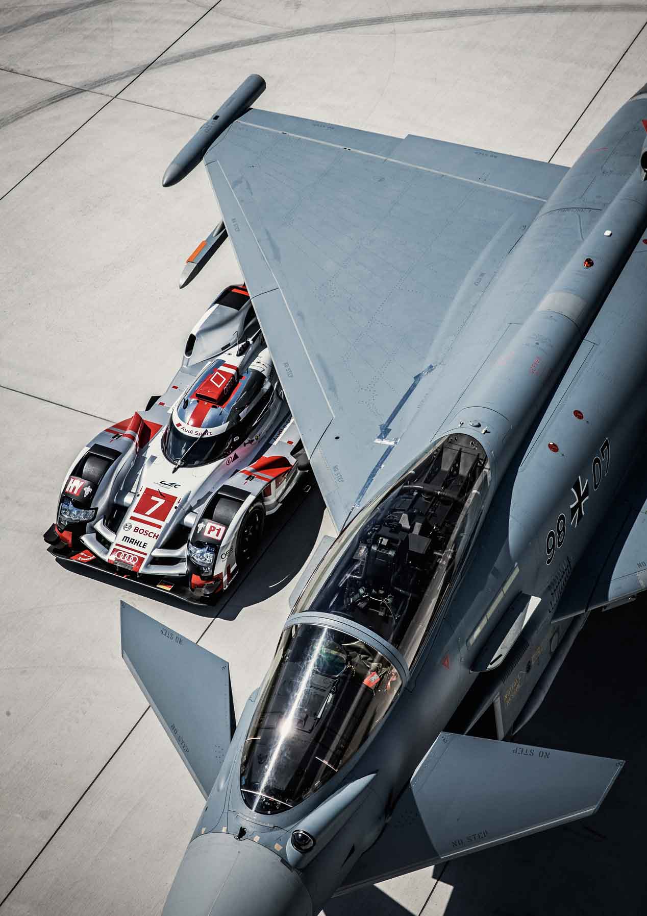 Un jet de combate, cara a cara con un Audi R18 e-tron quattro