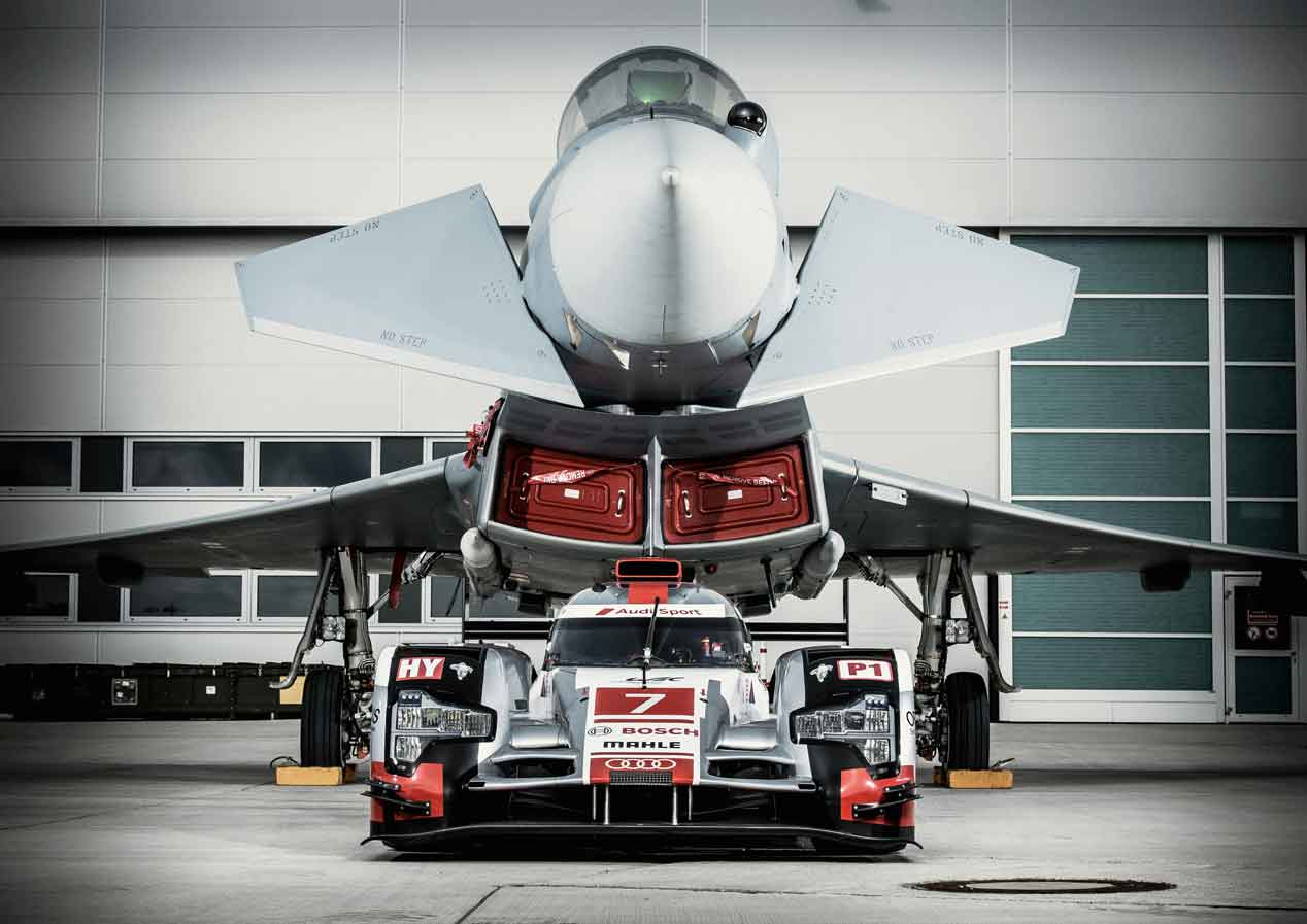 Un jet de combate, cara a cara con un Audi R18 e-tron quattro