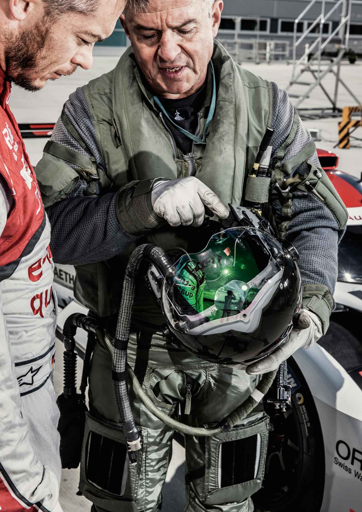 Un jet de combate, cara a cara con un Audi R18 e-tron quattro