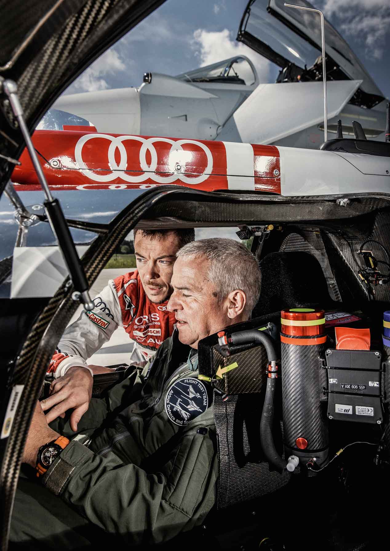 Un jet de combate, cara a cara con un Audi R18 e-tron quattro