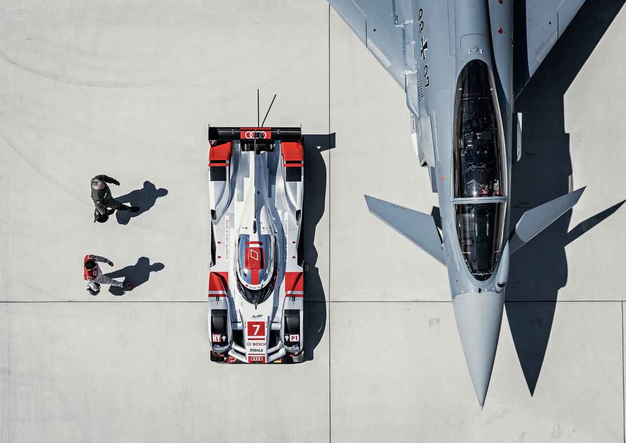 Un jet de combate, cara a cara con un Audi R18 e-tron quattro