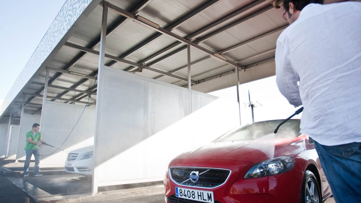Trucos para lavar, revisar y dejar el coche a punto después de las vacaciones