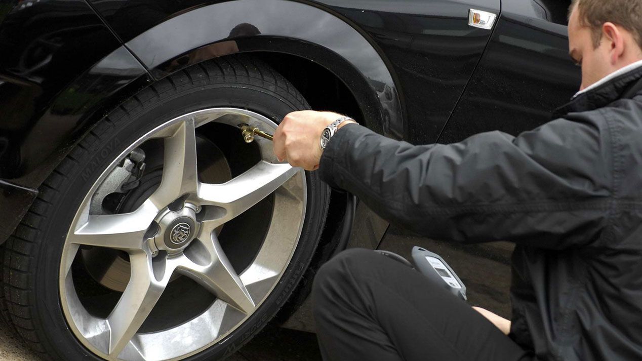 Trucos para lavar, revisar y dejar el coche a punto después de las vacaciones