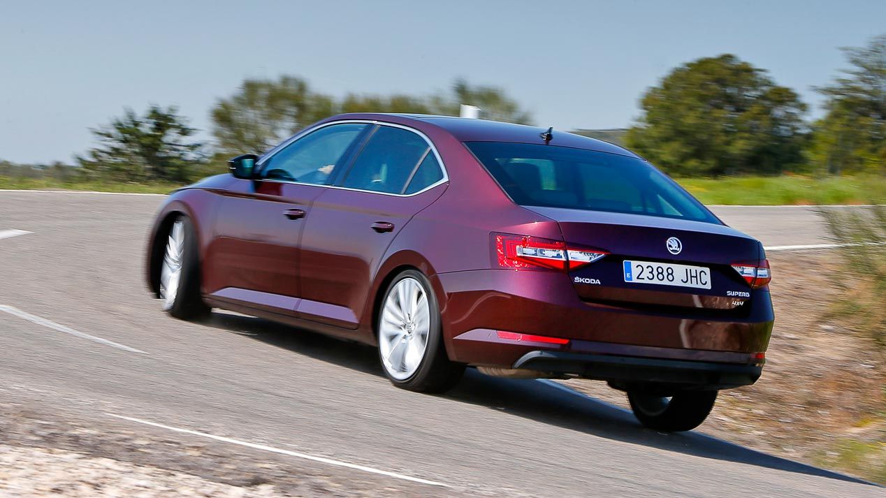 Ford Mondeo Sportbreak 2.0 TDCI-180 Poweshift AWD contra Skoda Superb 2.0 TDI-190 DSG 4x4, generalistas de altas miras