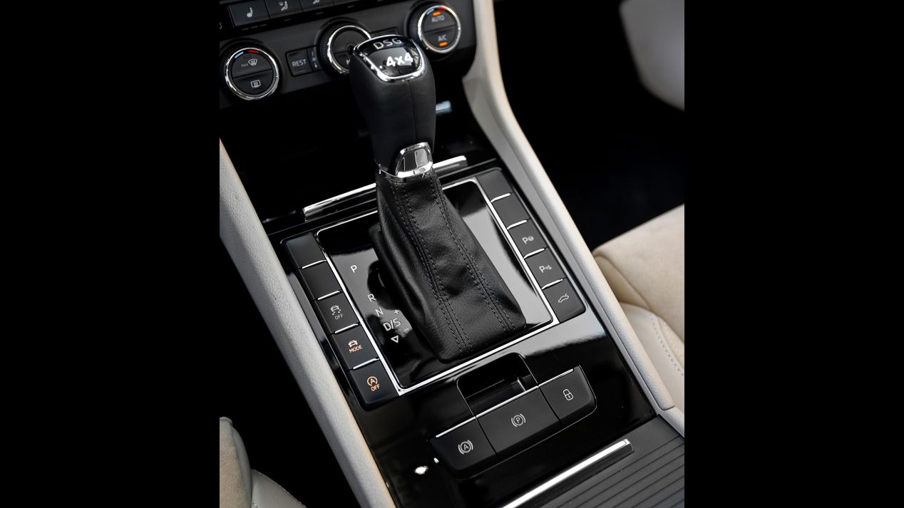 Ford Mondeo Sportbreak 2.0 TDCI-180 Poweshift AWD contra Skoda Superb 2.0 TDI-190 DSG 4x4, generalistas de altas miras