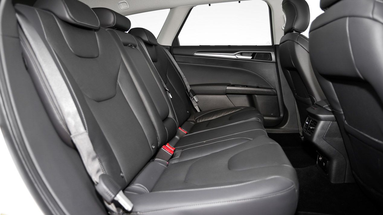 Ford Mondeo Sportbreak 2.0 TDCI-180 Poweshift AWD contra Skoda Superb 2.0 TDI-190 DSG 4x4, generalistas de altas miras
