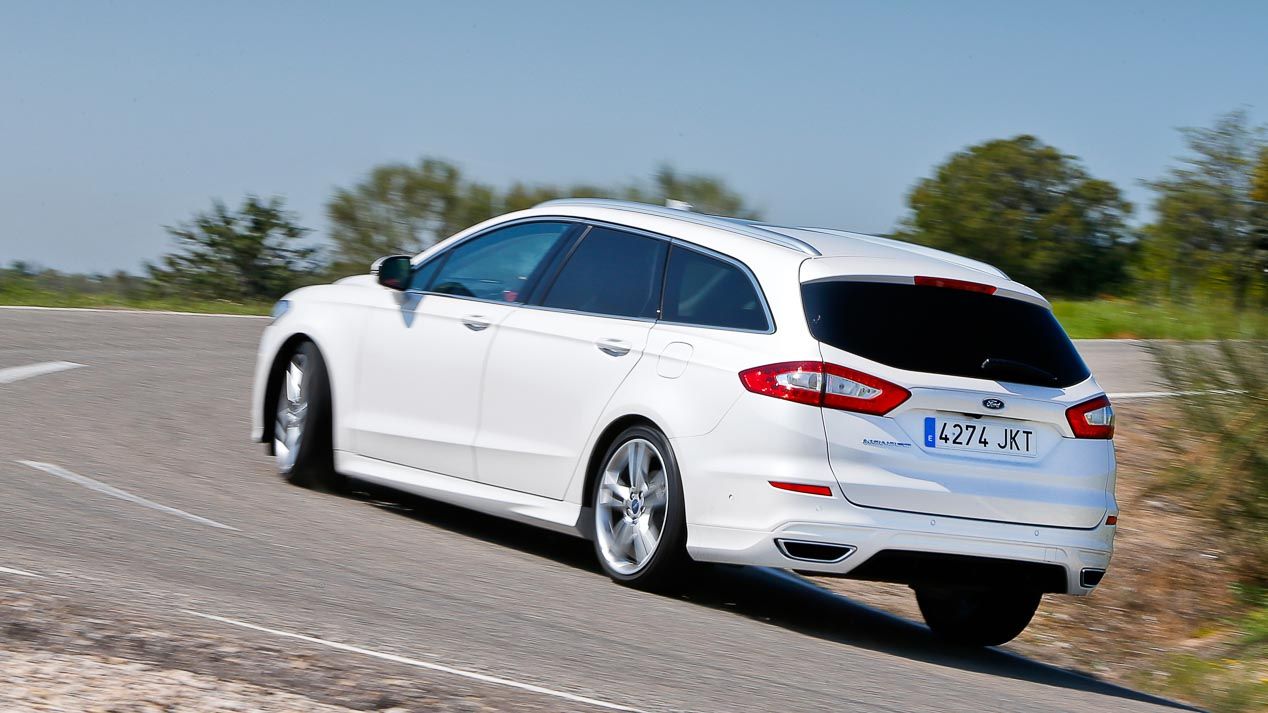Ford Mondeo Sportbreak 2.0 TDCI-180 Poweshift AWD contra Skoda Superb 2.0 TDI-190 DSG 4x4, generalistas de altas miras