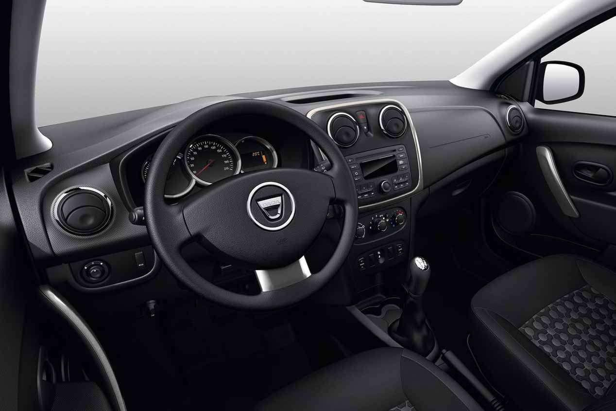 Dacia Sandero y Ford Ka : dos coches baratos frente a frente