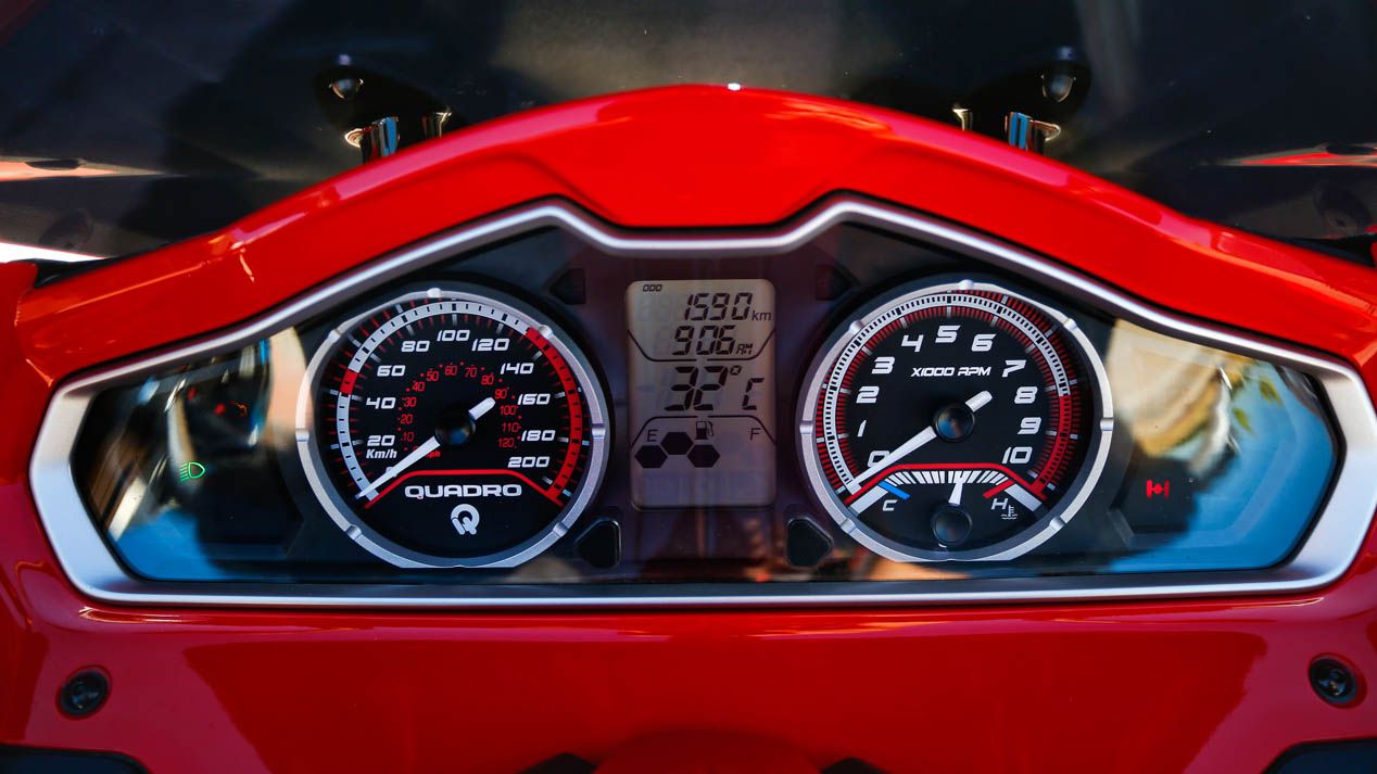 ¿Qué elegir un coche o una moto de cuatro ruedas?