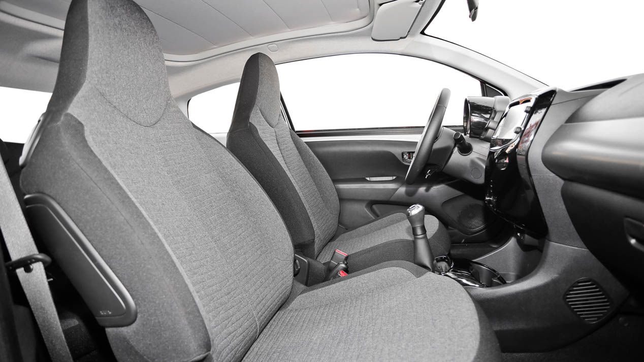 ¿Qué elegir un coche o una moto de cuatro ruedas?