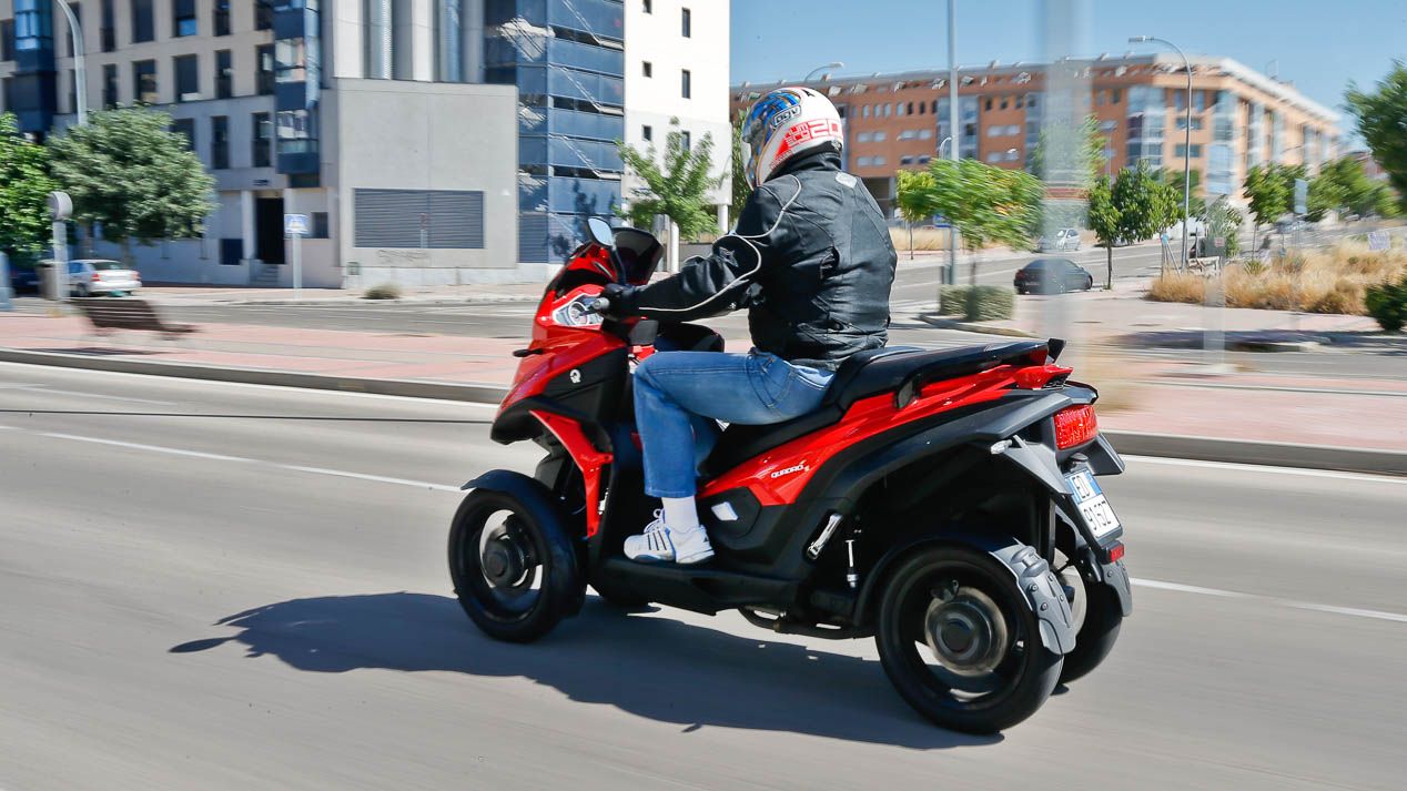 ¿Qué elegir un coche o una moto de cuatro ruedas?
