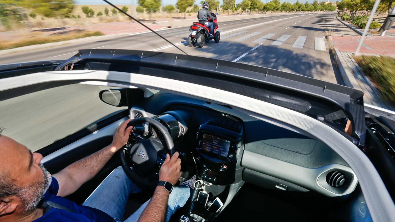 ¿Qué elegir un coche o una moto de cuatro ruedas?