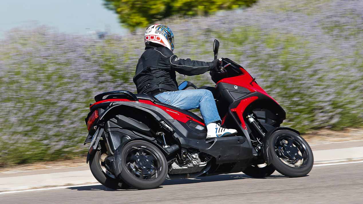¿Qué elegir un coche o una moto de cuatro ruedas?