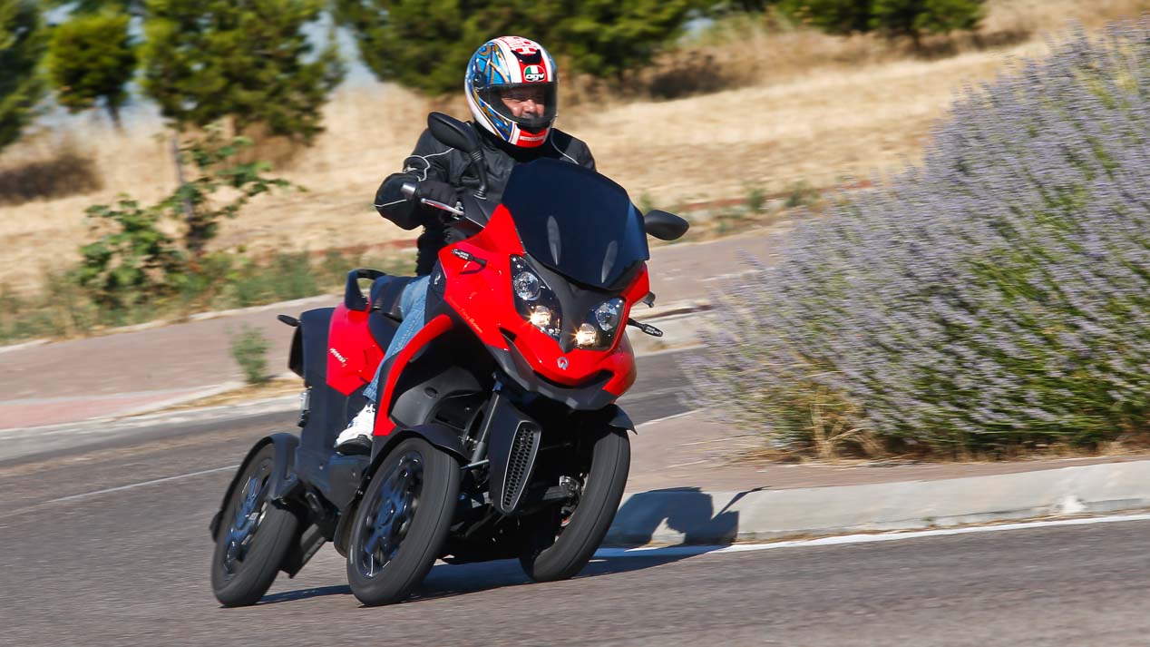 ¿Qué elegir un coche o una moto de cuatro ruedas?