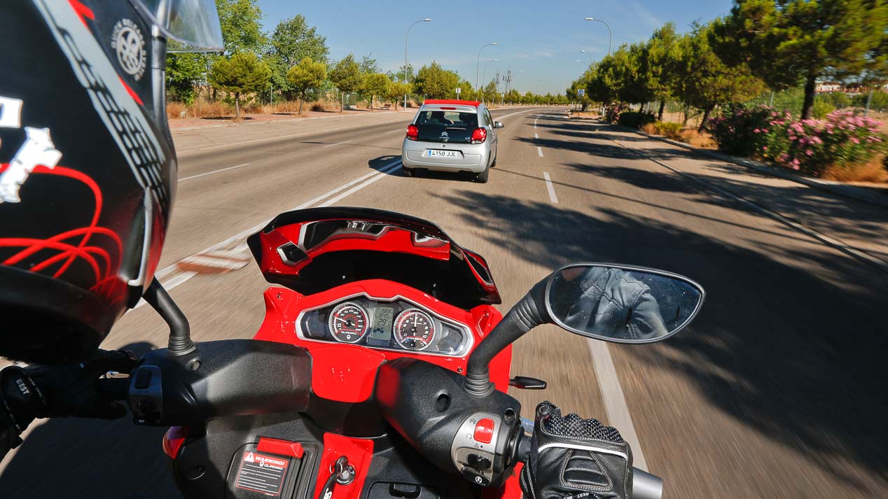 ¿Qué elegir un coche o una moto de cuatro ruedas?