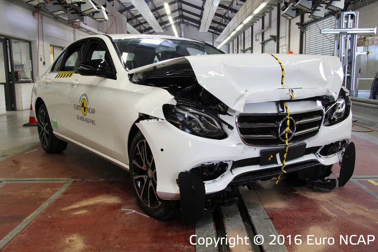 Pruebas de choque: Mercedes Clase E y Peugeot 3008