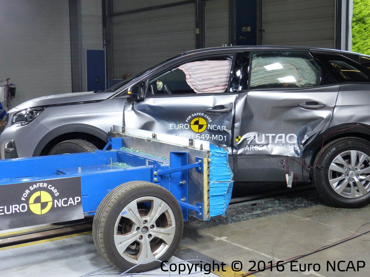 Pruebas de choque: Mercedes Clase E y Peugeot 3008