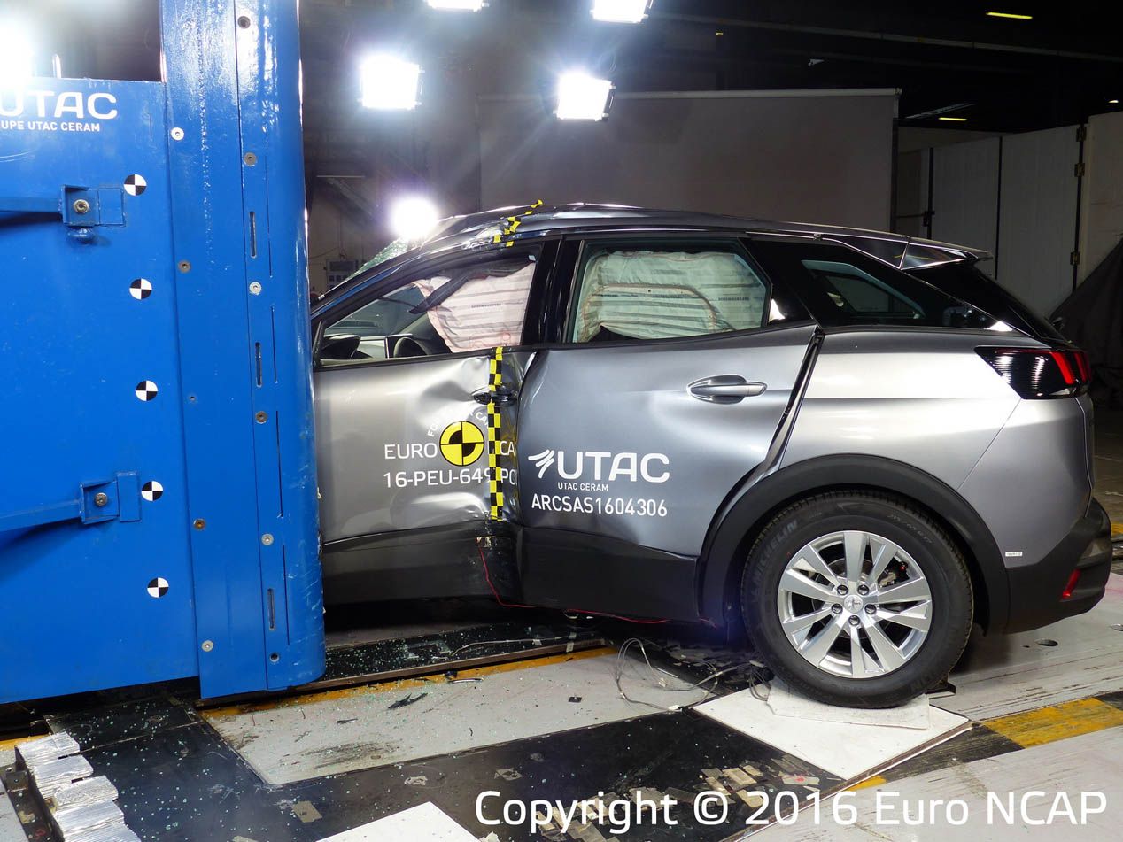 Pruebas de choque: Mercedes Clase E y Peugeot 3008