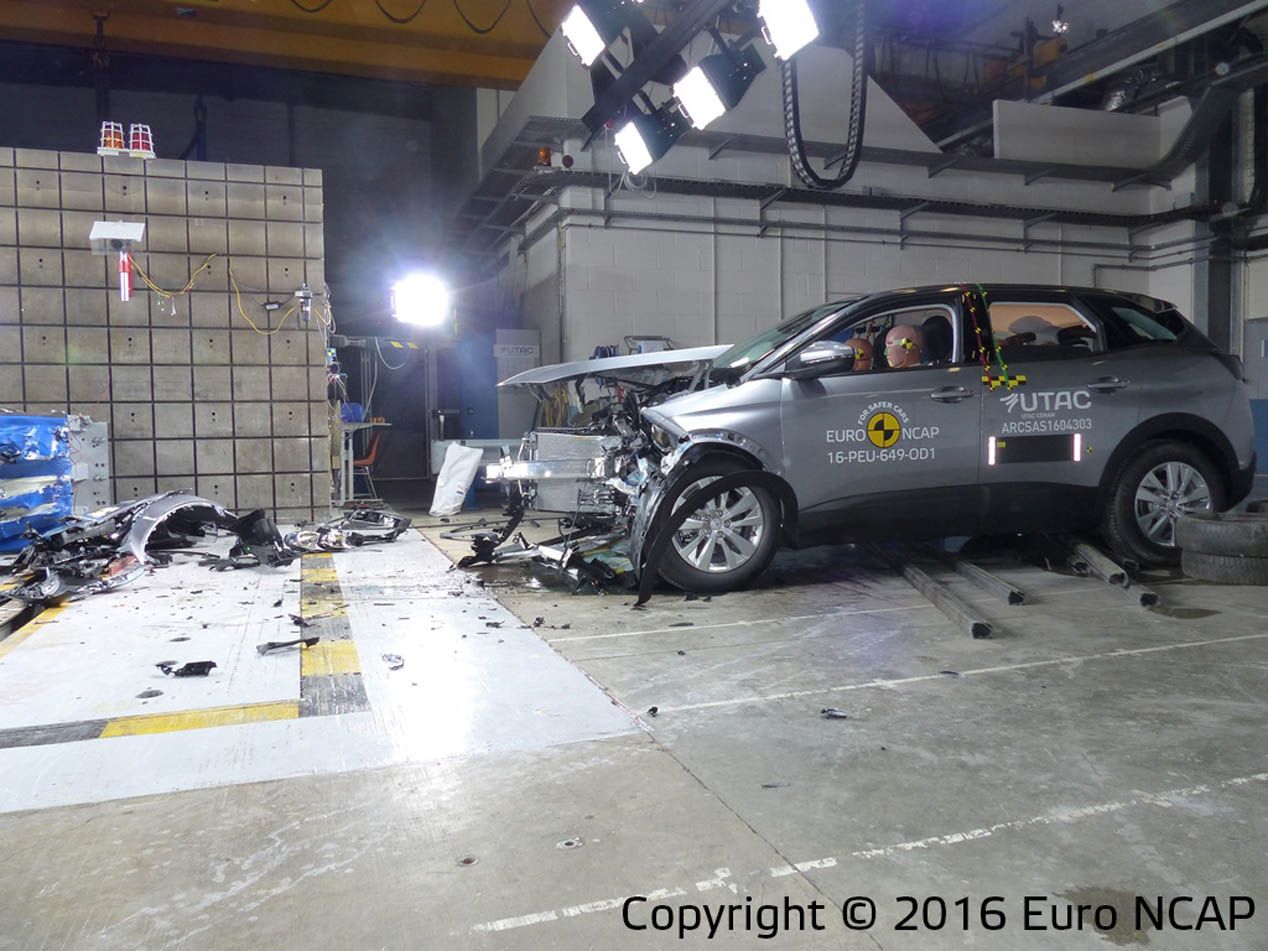 Pruebas de choque: Mercedes Clase E y Peugeot 3008