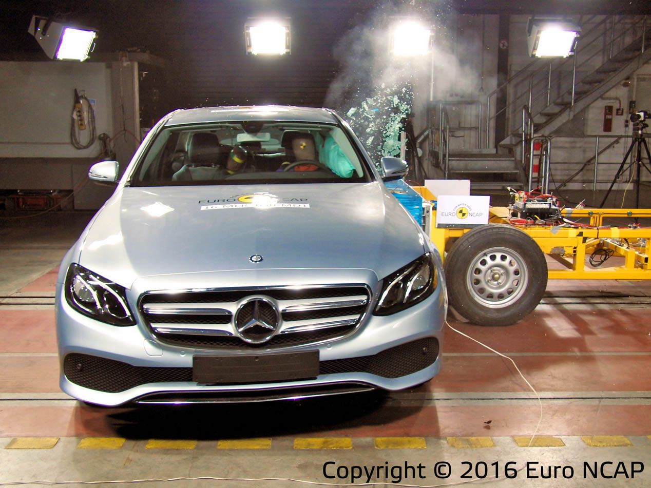 Pruebas de choque: Mercedes Clase E y Peugeot 3008