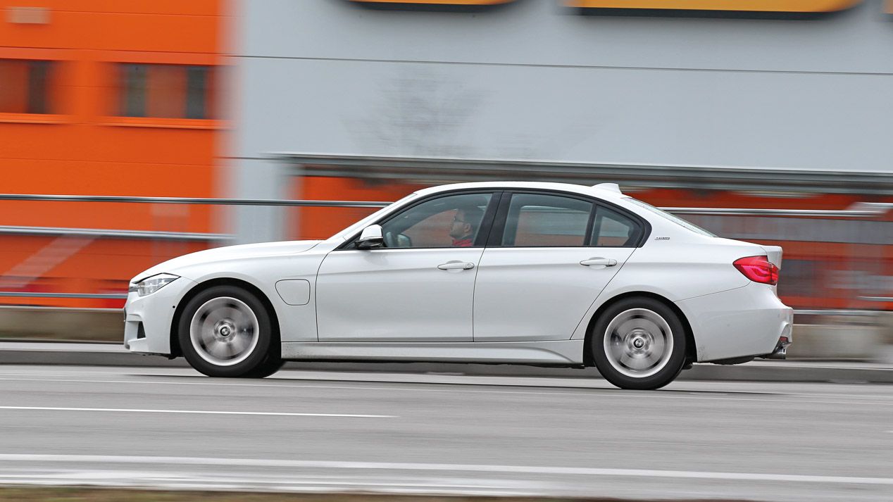 Probamos el nuevo BMW 330e, un Serie 3 muy especial