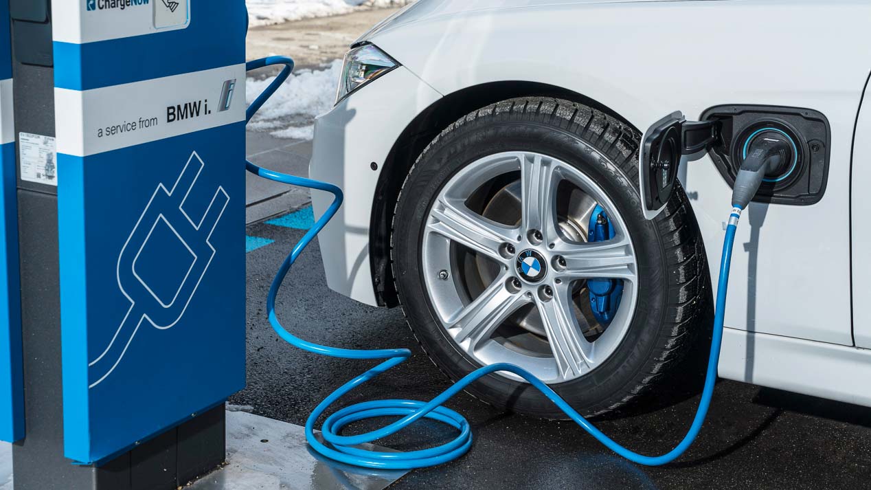 Probamos el nuevo BMW 330e, un Serie 3 muy especial