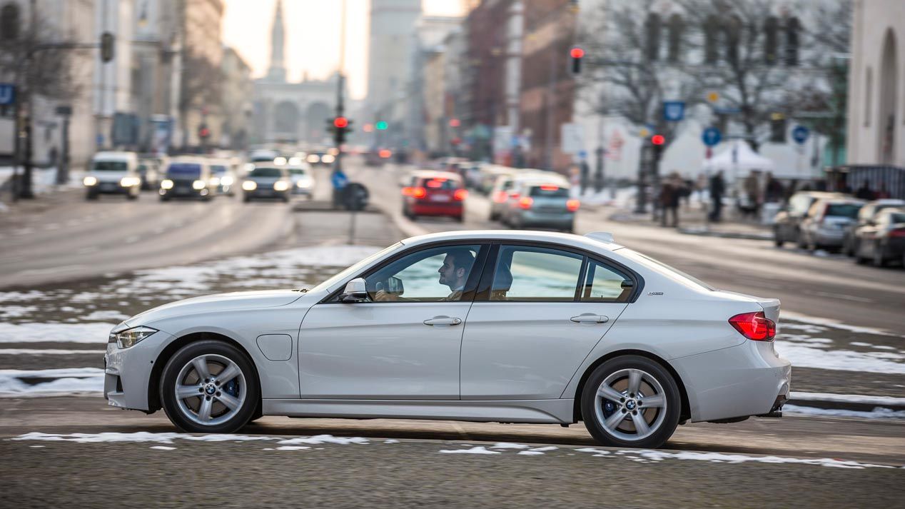 Probamos el nuevo BMW 330e, un Serie 3 muy especial