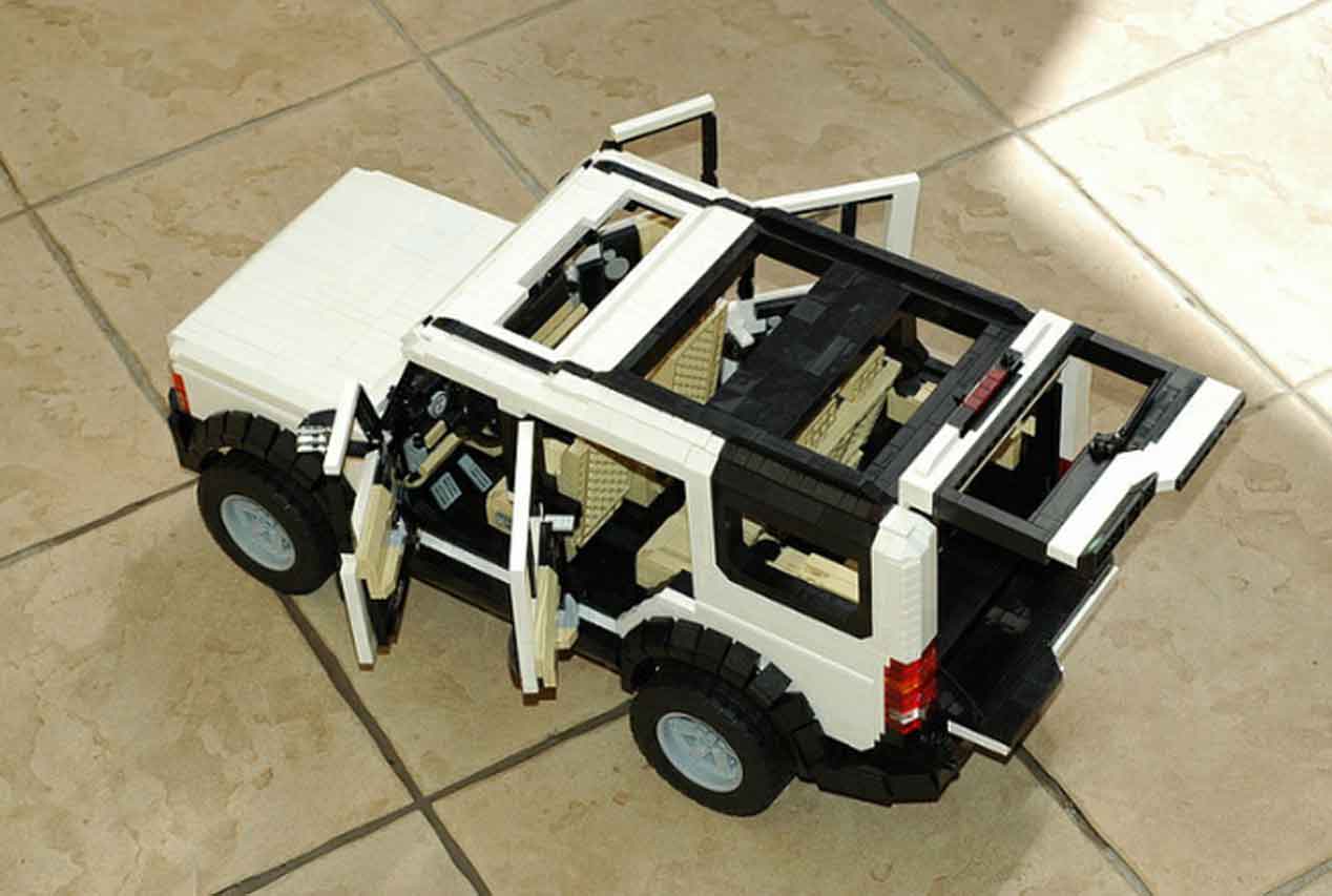 Un Land Rover Discovery 3 y un Jeep Wrangler Rubicon hechos con piezas de lego